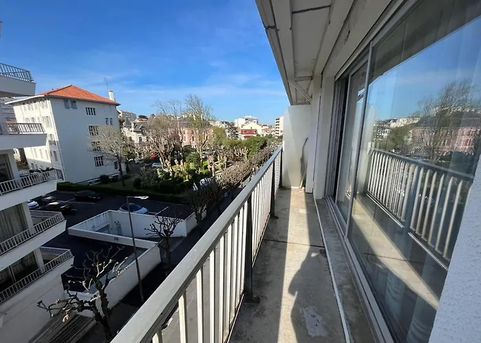 Appartement T4 Avec Parking, Balcon Et Proche Commerces A Biarritz - Fr-1-239-921