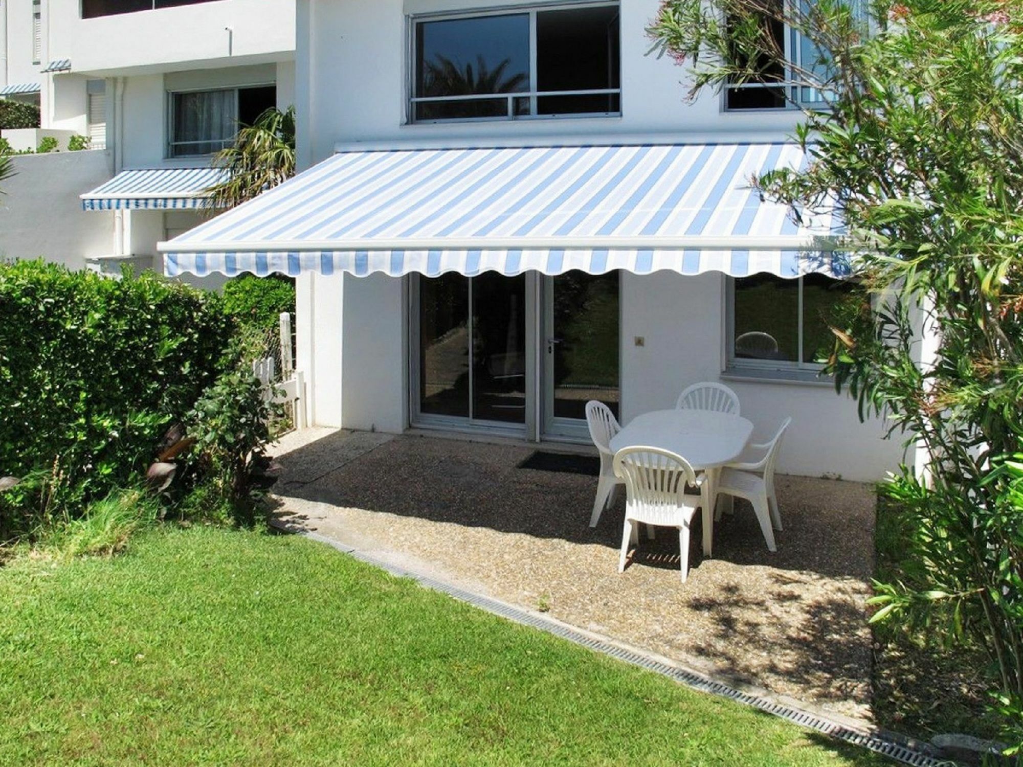 Idyllic In With 2 Bedrooms, Garden And Terrace 150m Apartment