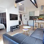 Argia Cozy & Modern Apartment With 2 Bedrooms - Balcony - City Center