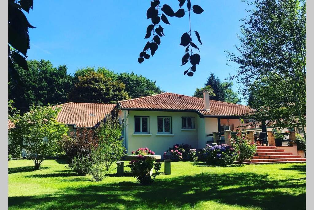 De Charme Parc Fleuri, Arbore Et Piscine A