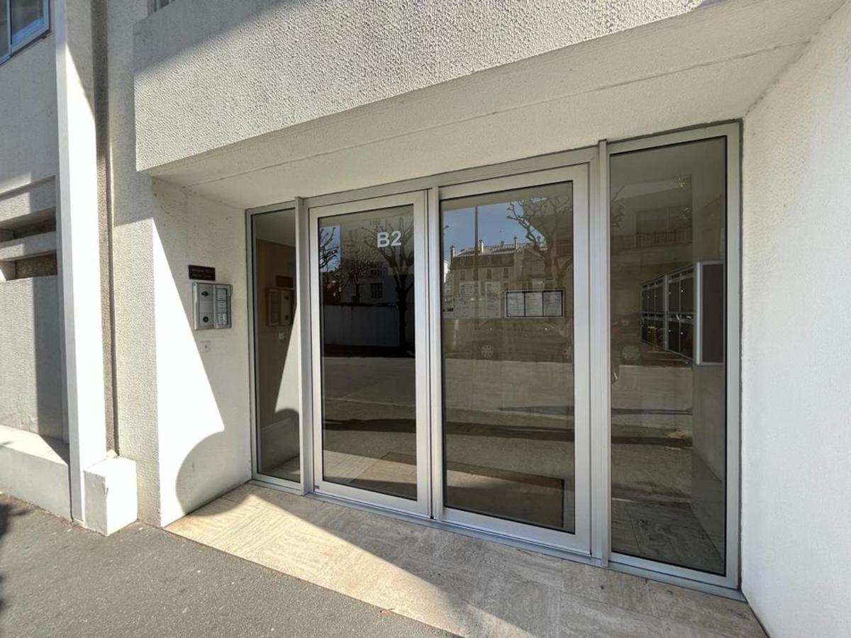 Apartment T4 Avec Parking, Balcon Et Proche Commerces A - Fr-1-239-921 *
