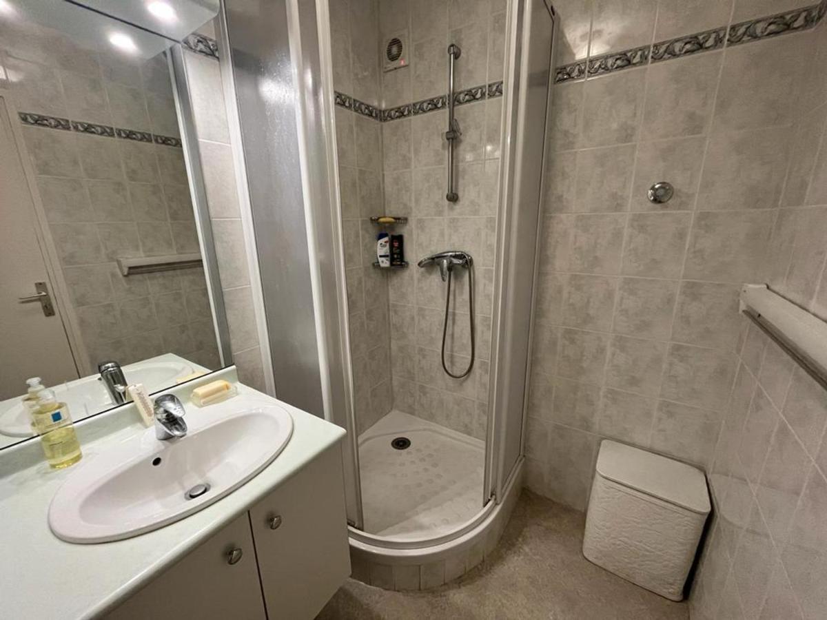 Apartment T4 Avec Parking, Balcon Et Proche Commerces A - Fr-1-239-921