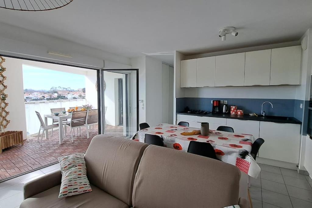 Apartment T4 Classe 3 Etoiles, Centre, Au Calme, Parkings