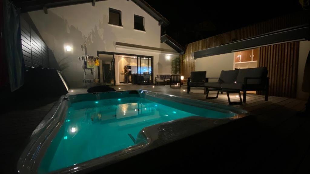 A Avec Une Terrasse Un Spa Et Parking
