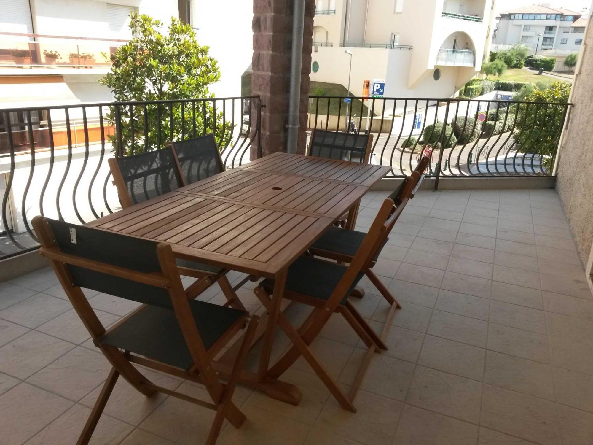 Beautiful And Bright 1st Floor Flat With Large Terrace - Center *