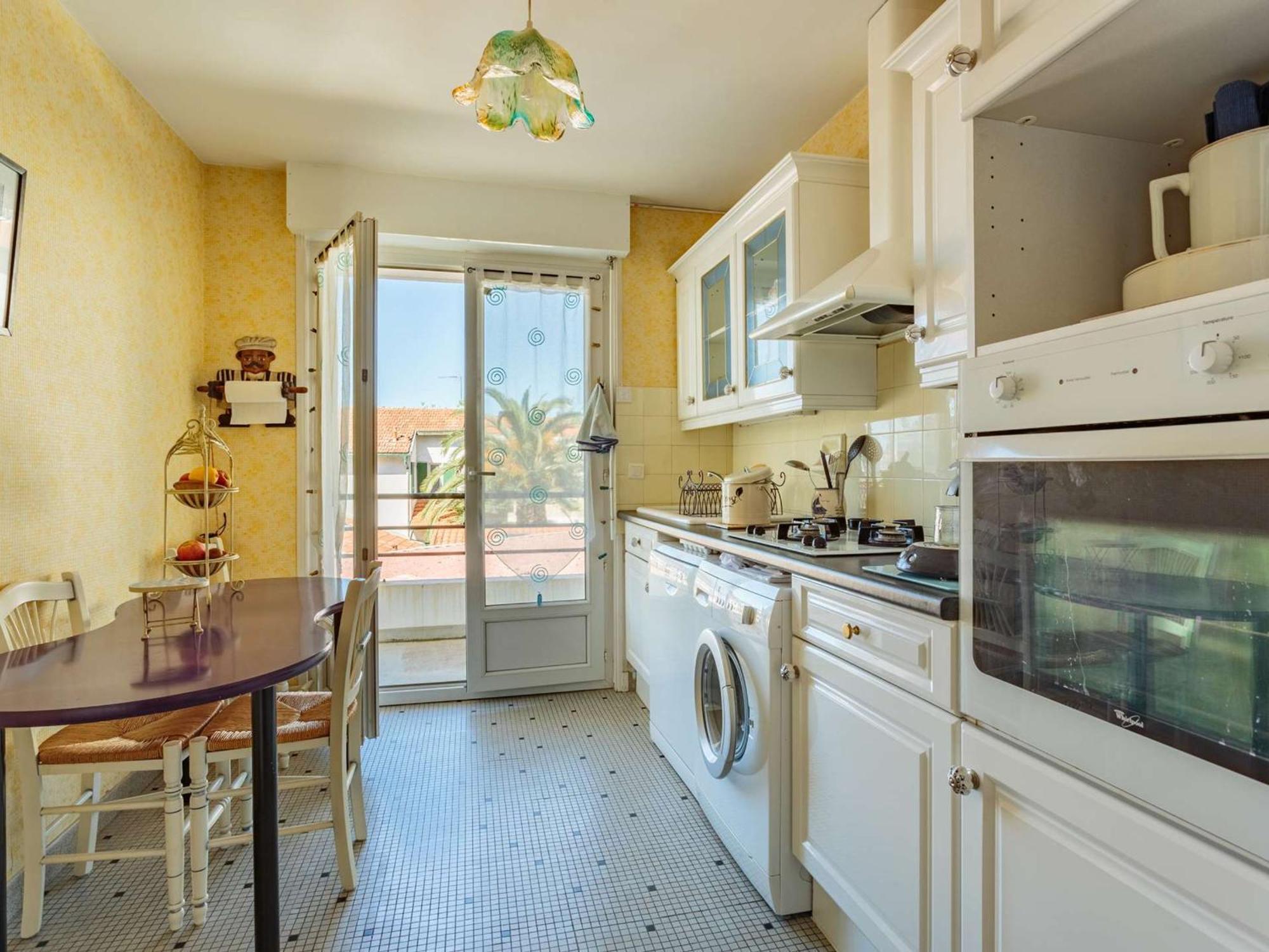 Cosy A Biarritz, Proche Des Commerces Et Plages, Avec Parking Et Balcon - Fr-1-3-607 *