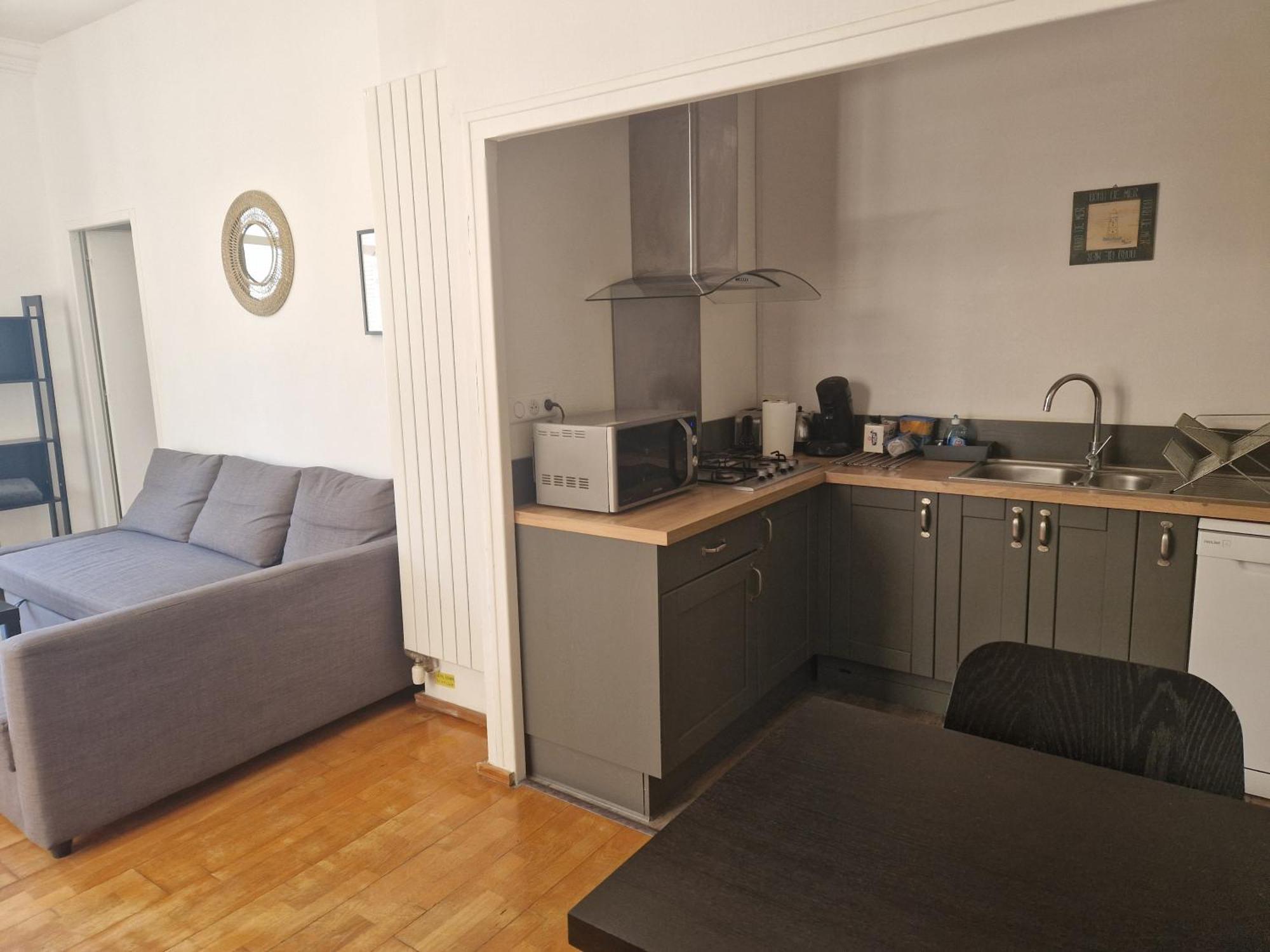 Beautiful And Bright 1st Floor Flat With Large Terrace - Center