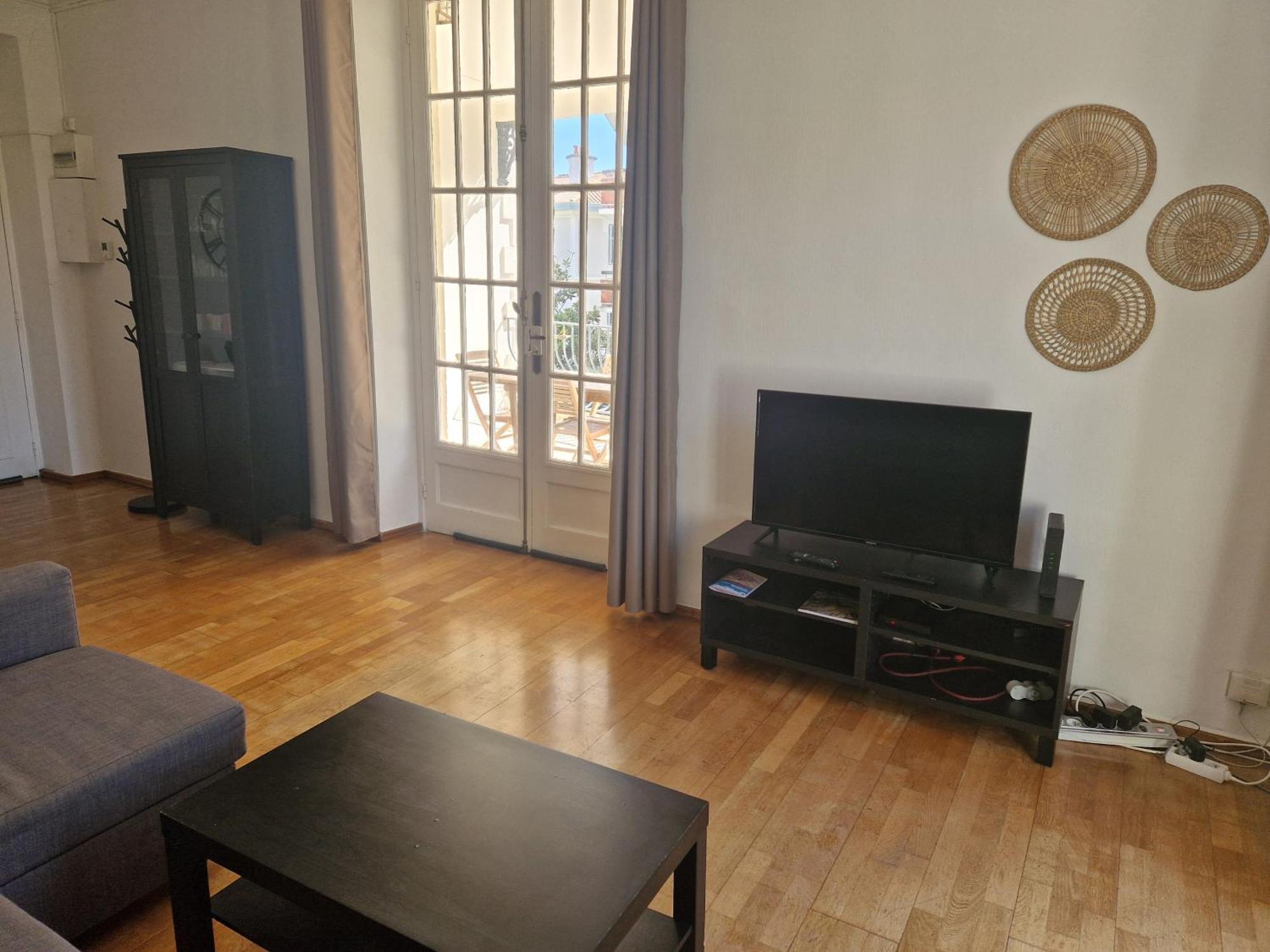 Beautiful And Bright 1st Floor Flat With Large Terrace - Center *