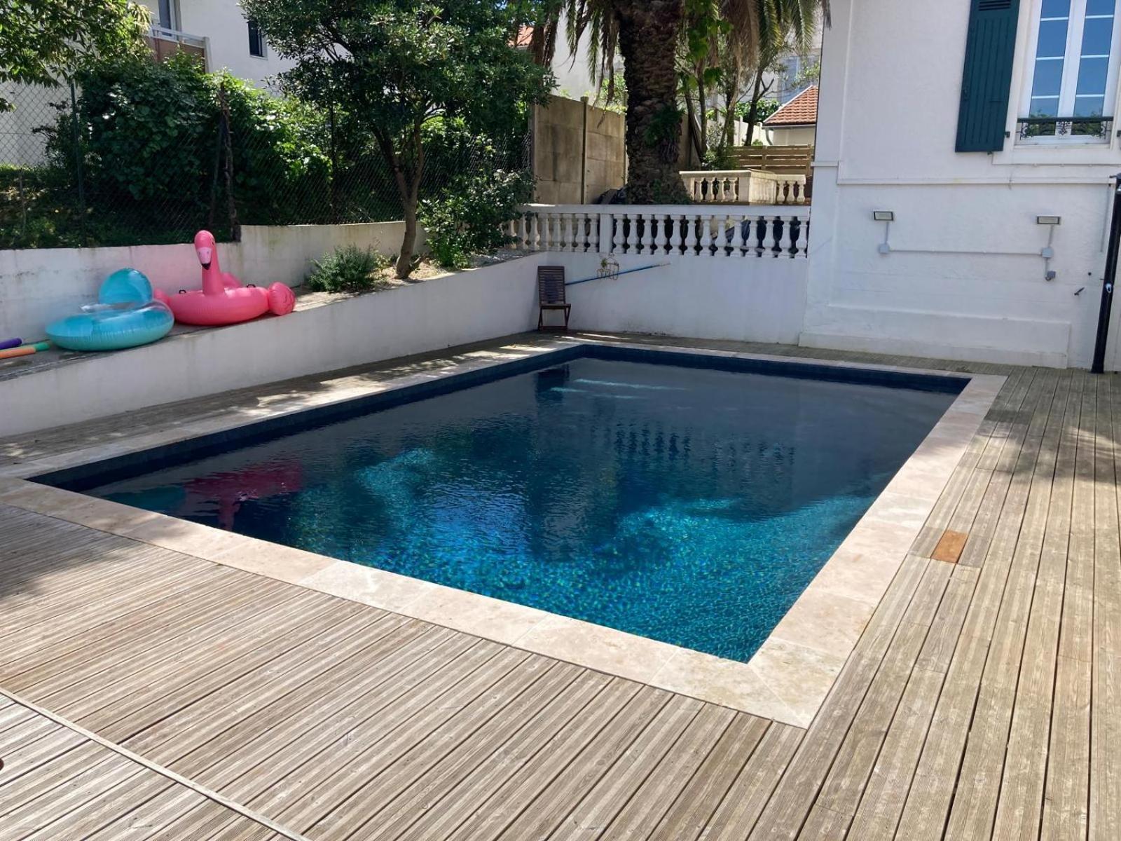 Avec Grand Balcon, Piscine Et Parking