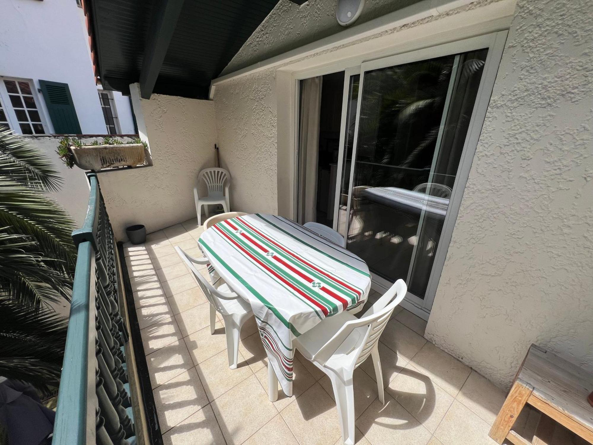 Avec Grand Balcon, Piscine Et Parking