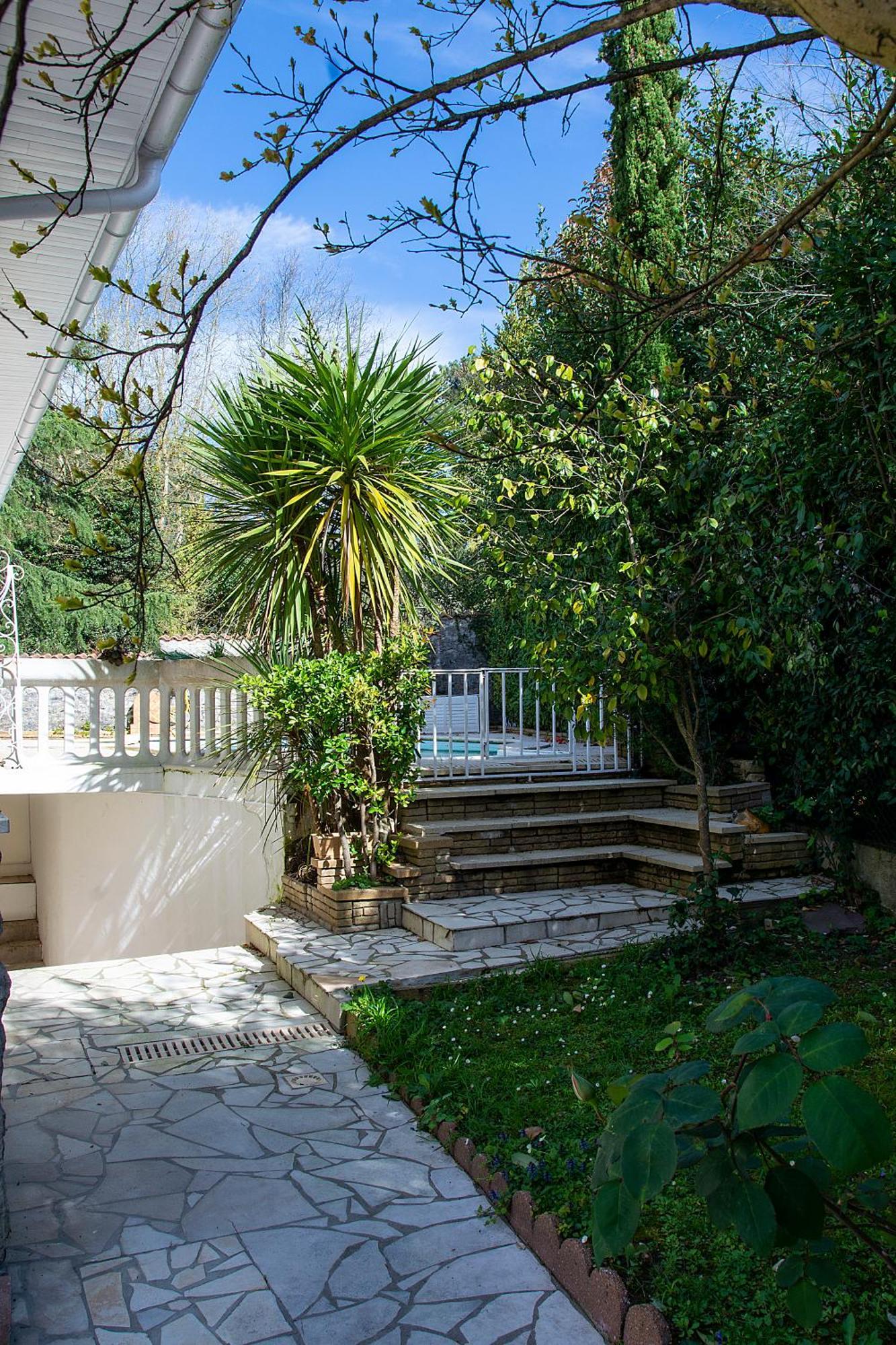 2 Bed Flat At Our Neptune Apartment *