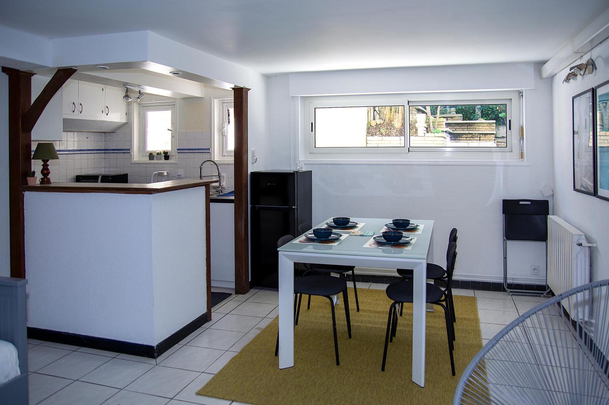 2 Bed Flat At Our Neptune Apartment *