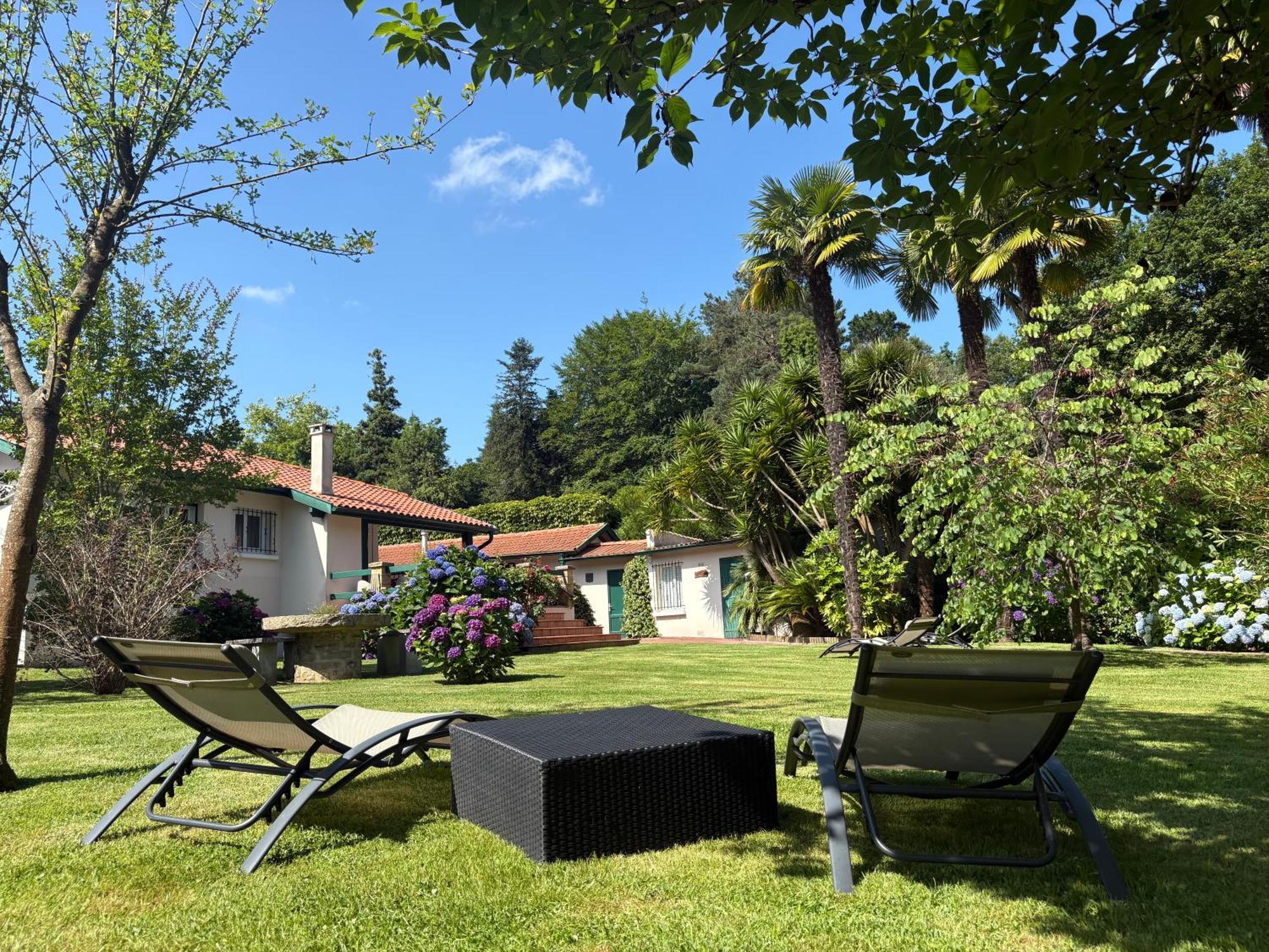 De Charme Parc Fleuri, Arbore Et Piscine A