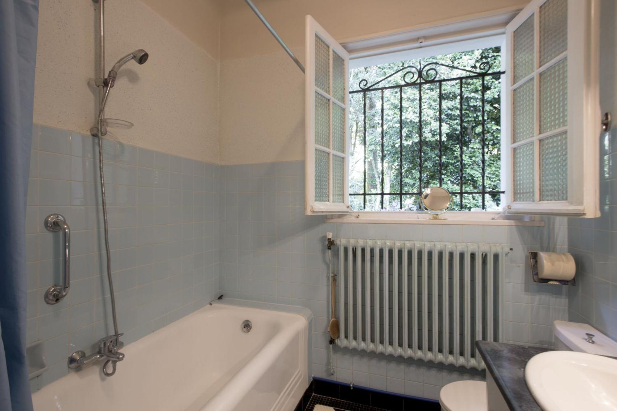 Maison Dans Un Ecrin De Verdure *